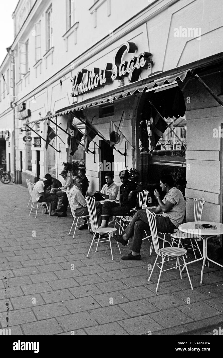 Gäste im Café, der Konditorei Saga in Arboga, Schweden, 1969. Guests in the cafe, the Saga pastry shop in Arboga, Sweden, 1969. Stock Photo