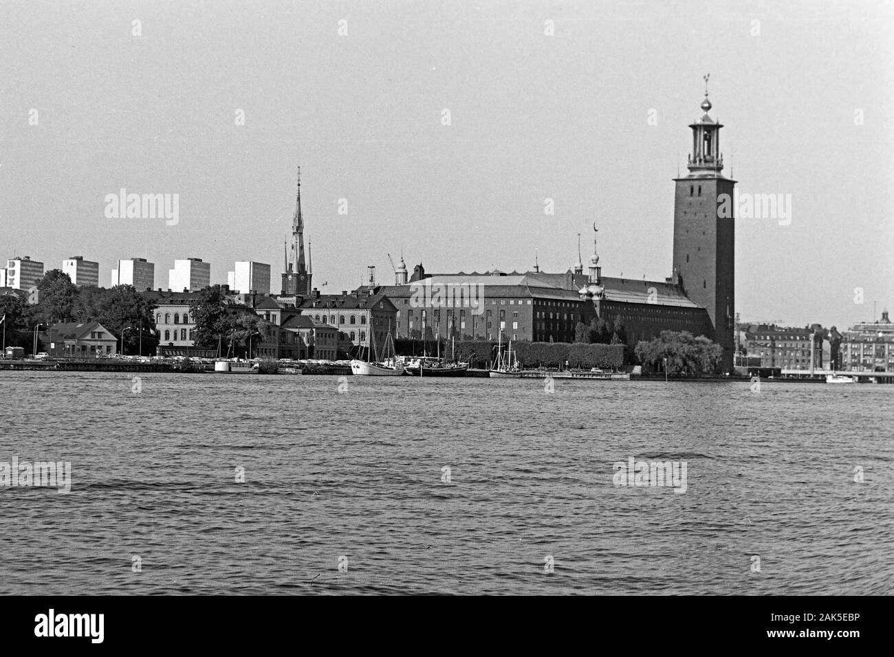 Blick aus dem Tourboot auf das Stadshuset, 1969. View of Stockholm's Stadshuset out of a sightseeing boat, 1969. Stock Photo