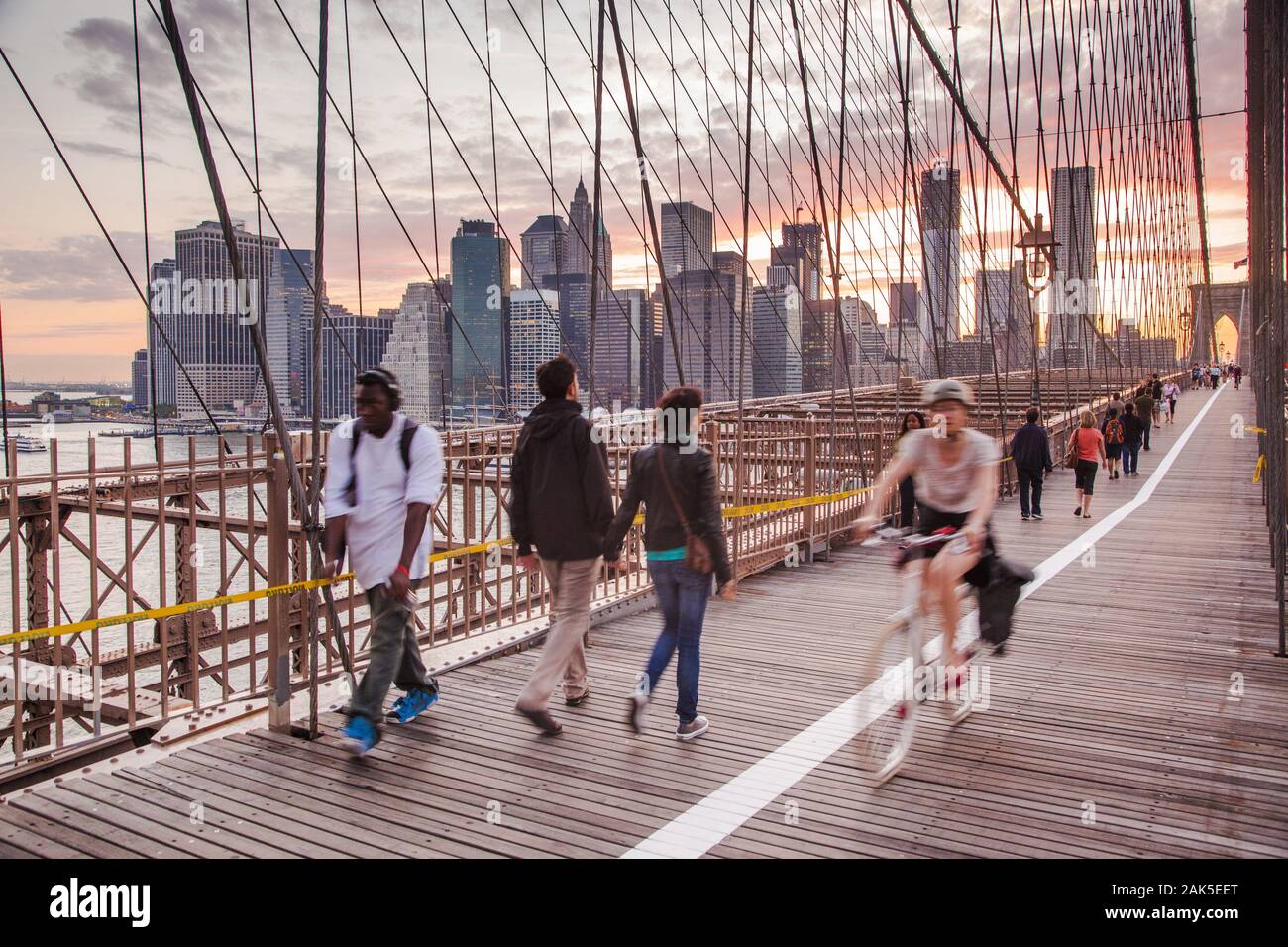 Stadtbezirk Manhattan: Fussgaenger- und Fahrradweg auf der Brooklyn Bridge, Blick Manhattan Downtown, New York | usage worldwide Stock Photo