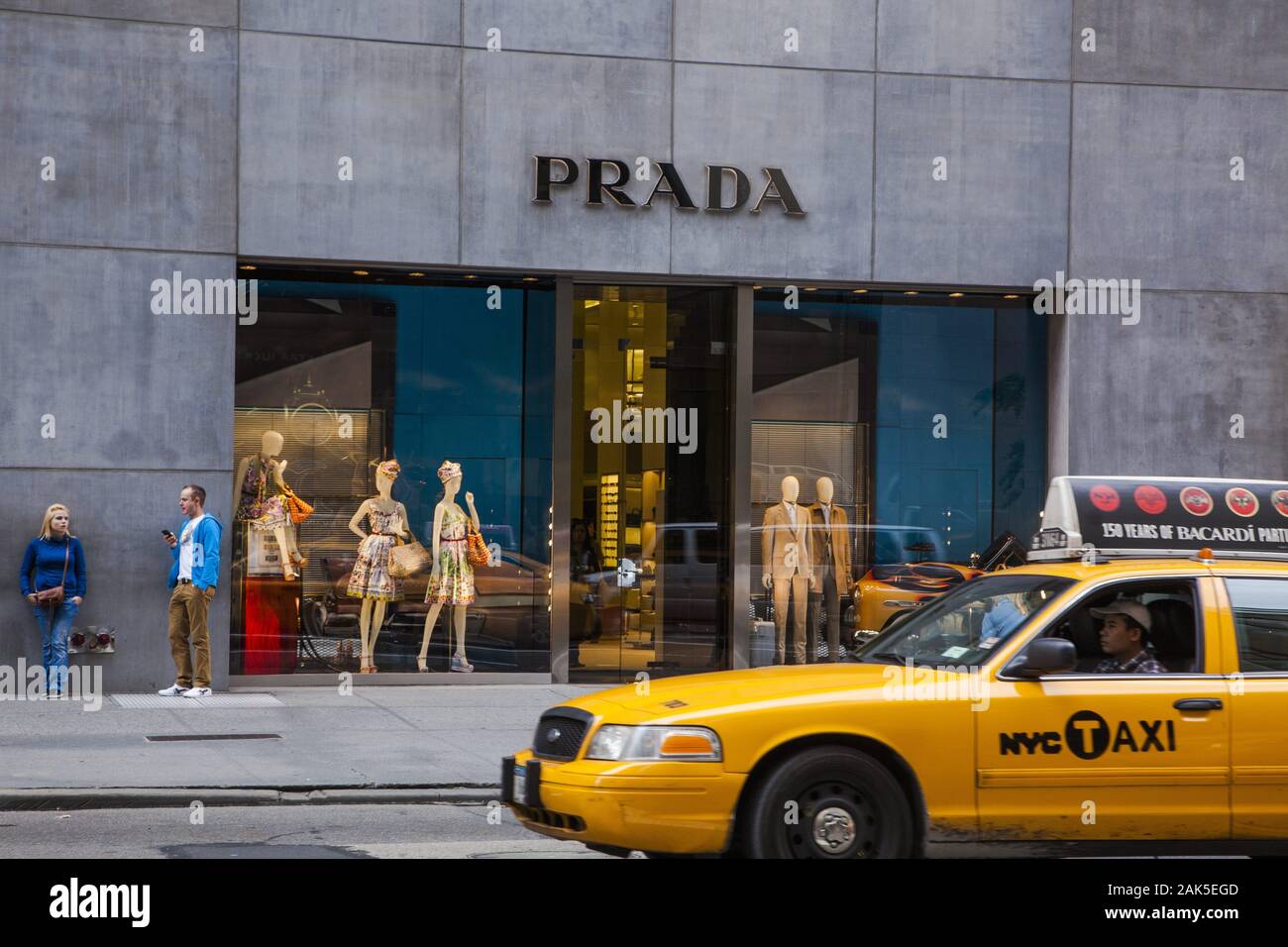 Manhattan/Midtown: PRADA Store in der 5th Ave, New York | usage worldwide  Stock Photo - Alamy