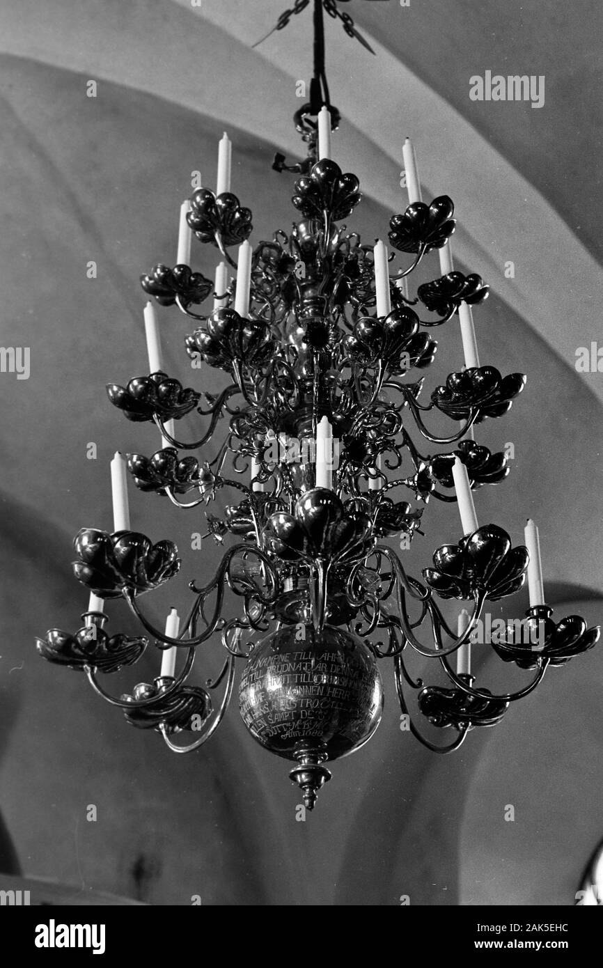 Kronleuchter mit Inschrift in der Kirche von Marienfred, 1969. Inscripted chandelier in the church of Marienfred, 1969. Stock Photo
