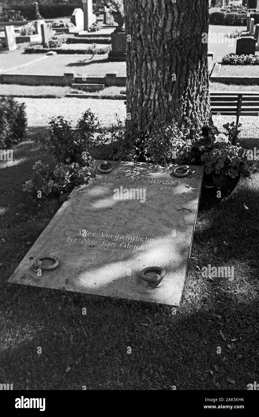 Das Grab von Kurt Tucholsky, gest. 21.12.1935, auf dem Friedhof von Mariefred, 1969. Visiting Kurt Tucholsky's grave on Mariefred cemetery, who died on December 21st, 1935, 1969. Stock Photo
