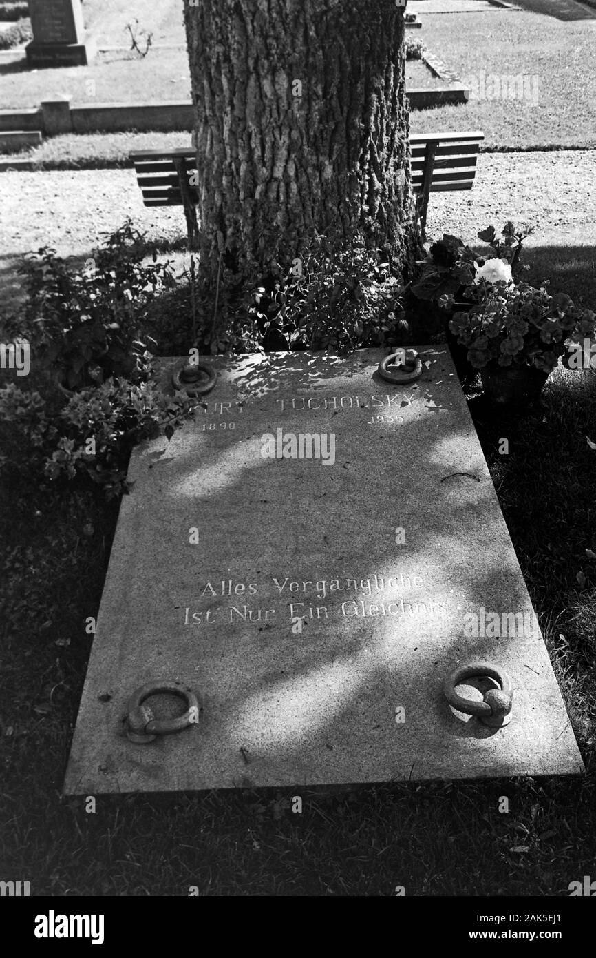 Das Grab von Kurt Tucholsky, gest. 21.12.1935, auf dem Friedhof von Mariefred, 1969. Visiting Kurt Tucholsky's grave on Mariefred cemetery, who died on December 21st, 1935, 1969. Stock Photo