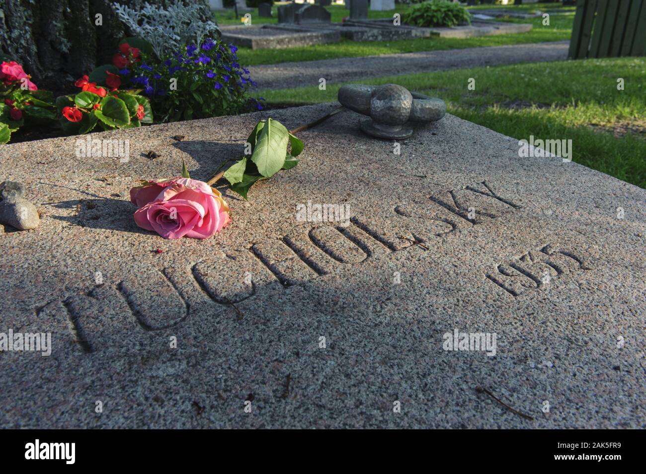 Mariefred: Grab von Kurt Tucholsky, Steinplatte mit Goethe-Inschrift 'Alles Vergaengliche ist nur ein Gleichnis', Schweden Sueden | usage worldwide Stock Photo