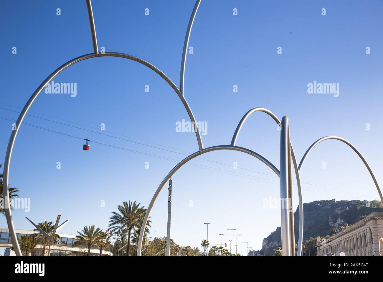 Placa de la Carbonera: 'Ones', Skulptur von Andreu Alfaro und die Seilbahn Transbordador Aeri,  Barcelona | usage worldwide Stock Photo
