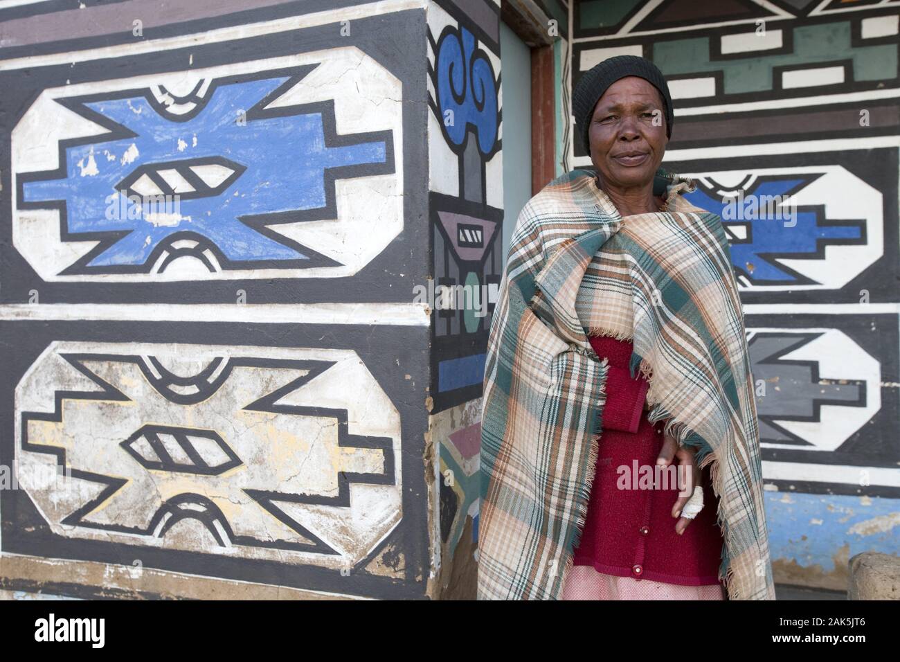 Pretoria: Ndebele Frau im Mapoch Ndebele Cultural Village, Suedafrika | usage worldwide Stock Photo
