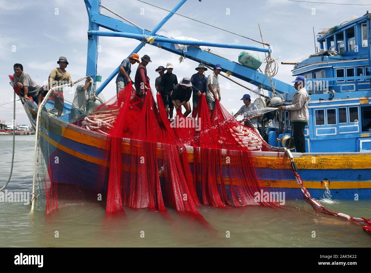Provinz Binh Thuan: Fischer saeubern ihre Netze im Hafen von Phan Thiet,   Vietnam | usage worldwide Stock Photo