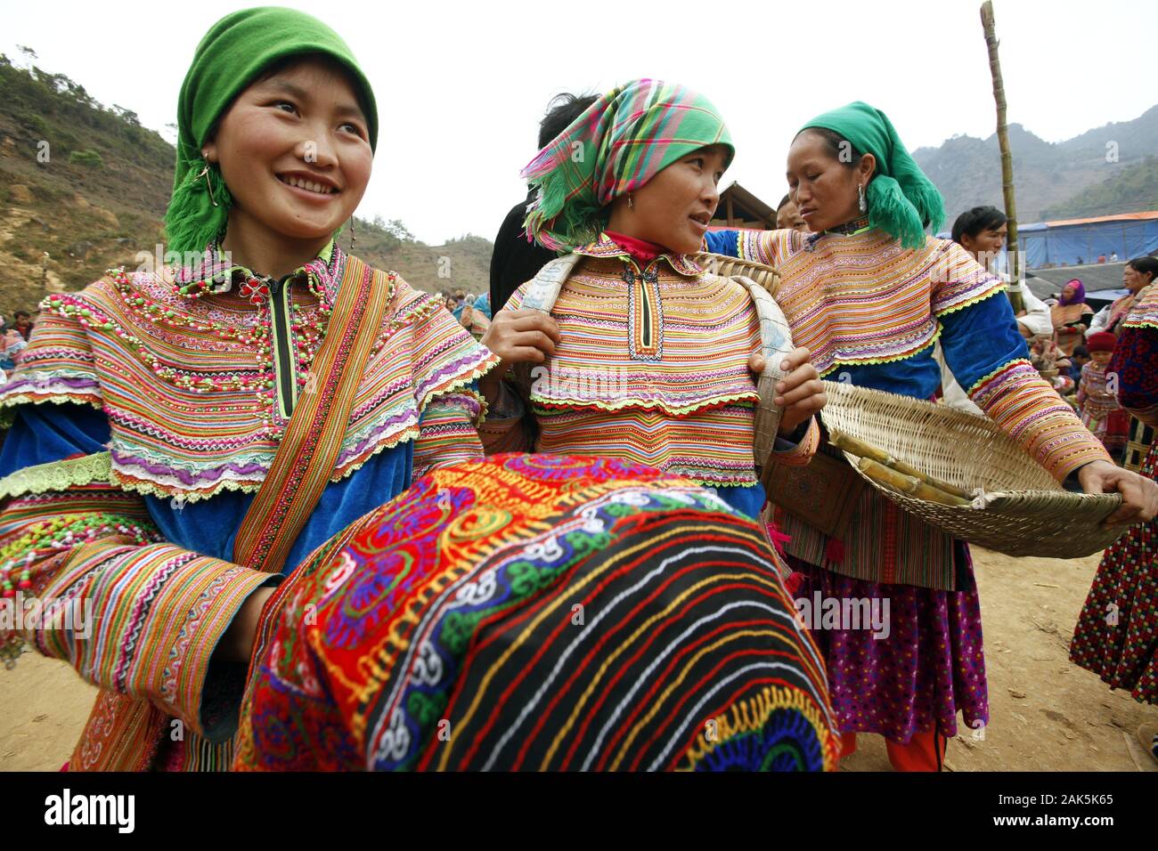 Provinz Lao Cai: Angehoerige vom Bergstamm der Hmong Hoa auf dem Markt in Can Cau, Vietnam | usage worldwide Stock Photo