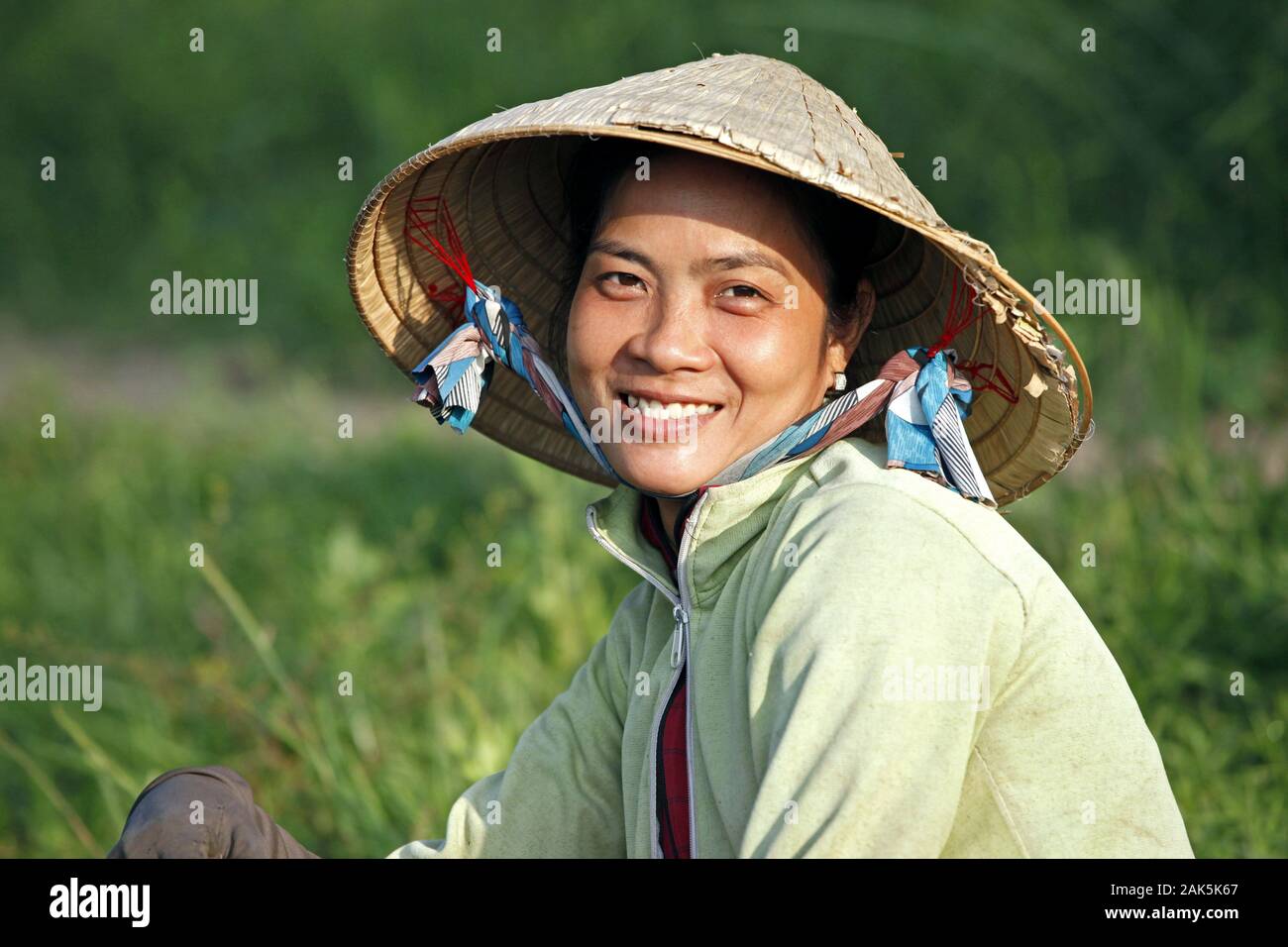 Provinz An Giang: Farmerin auf einem Reisfeld bei Chau Doc, Vietnam | usage worldwide Stock Photo