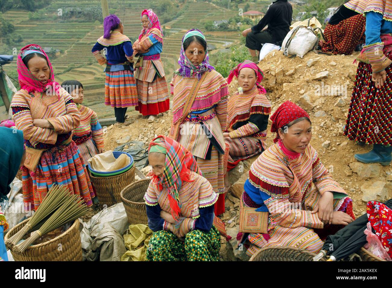 Provinz Lao Cai: Angehoerige vom Bergstamm der Hmong Hoa (Blumen-Hmong) auf dem Wochenend-Markt in Can Cau, Vietnam | usage worldwide Stock Photo
