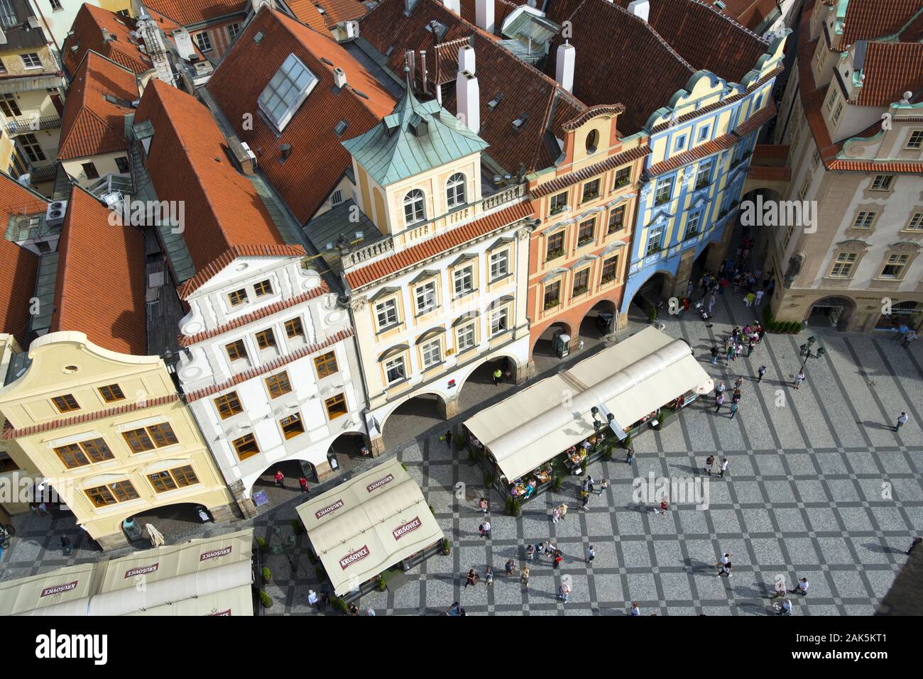 Altstaedter Markt: Blick vom Turm des Altstaedter Rathauses auf Buergerhaeuser und Melantrichova Passage, Prag | usage worldwide Stock Photo