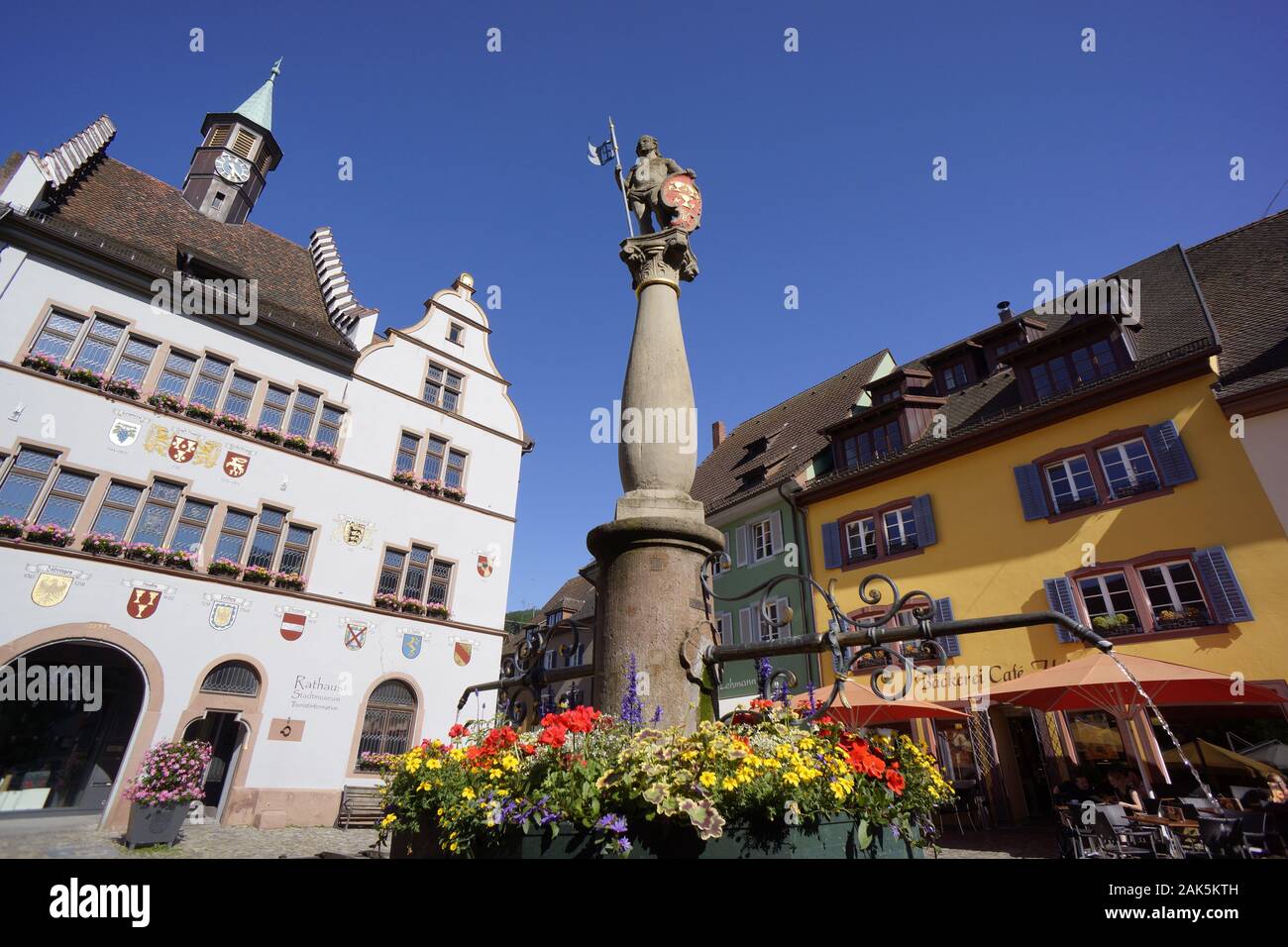 Staufen: Marktplatz mit Brunnen und Rathaus, Schwarzwald Sueden | usage worldwide Stock Photo