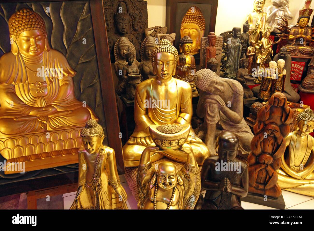 Ho-Chi-Minh-City: District 1,  Souvenirladen, Buddha-Statuen und Antiquitaeten im Backpacker-Viertel Pham Ngu Lao in der Bui Vien Street,  Vietnam | u Stock Photo