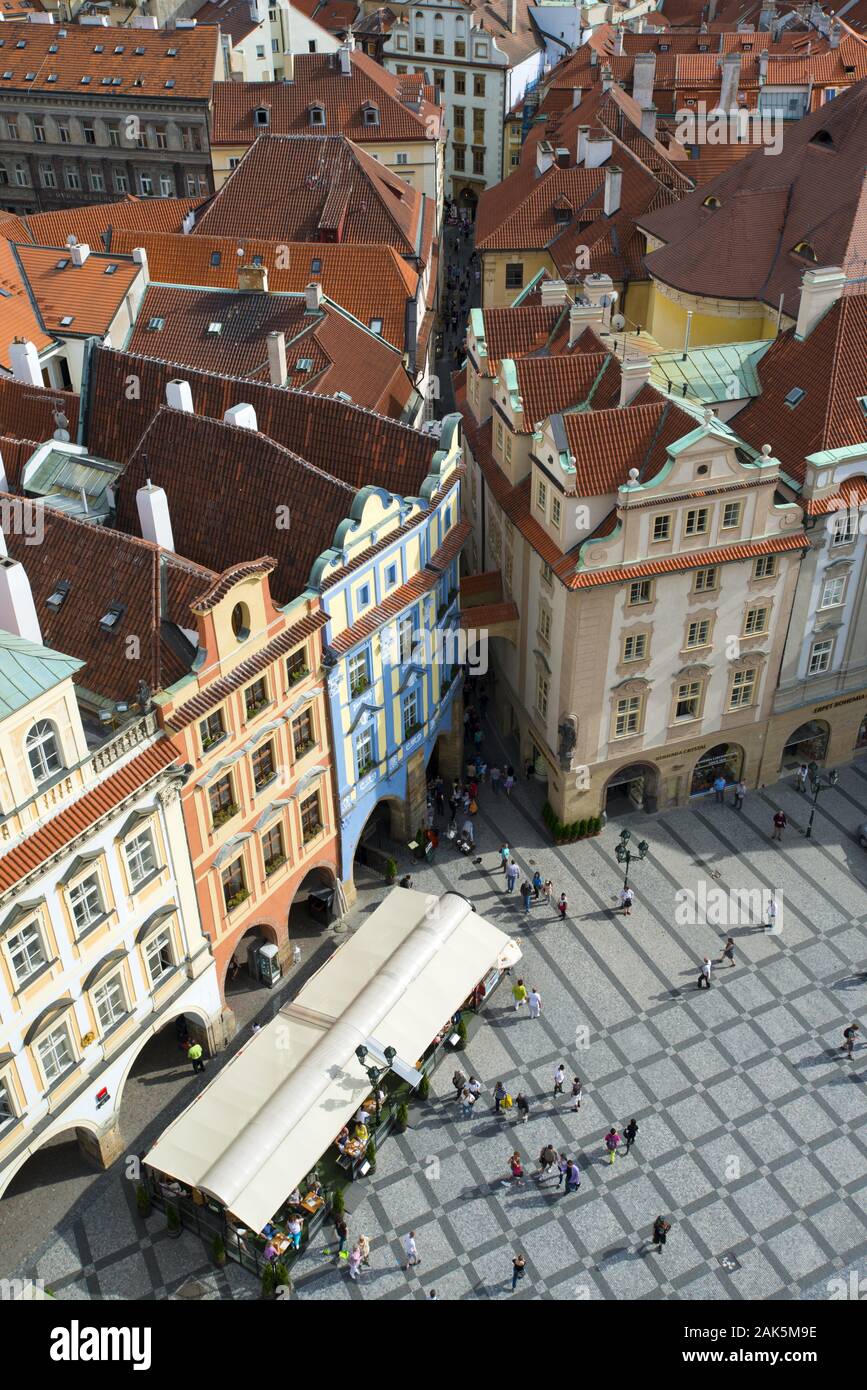 Altstaedter Markt: Blick vom Turm des Altstaedter Rathauses auf Buergerhaeuser und Melantrichova Passage, Prag | usage worldwide Stock Photo