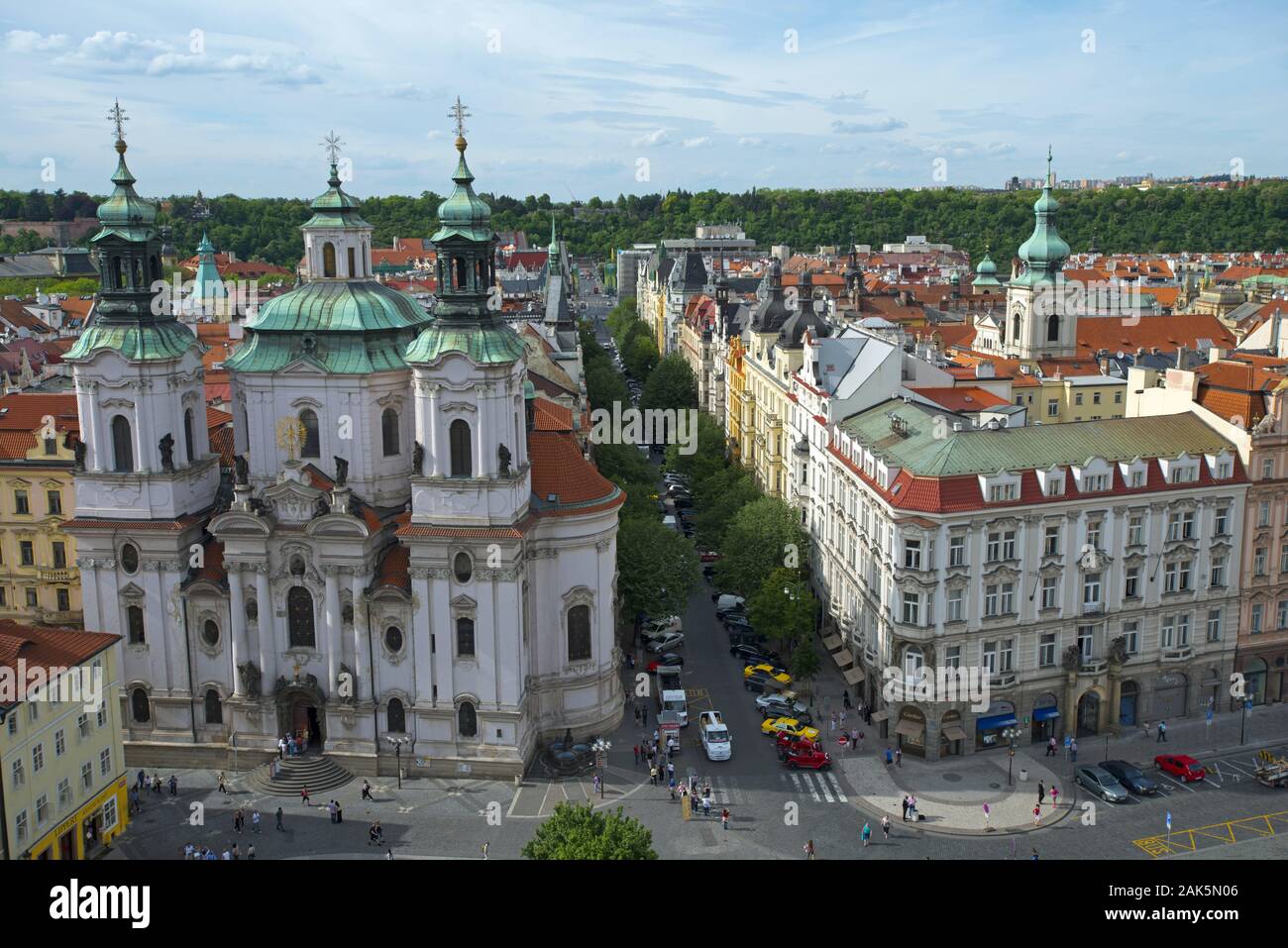Stattliche Fassaden und Sankt Nikolaus Kirche auf dem Altstaedter Ring, Prag | usage worldwide Stock Photo