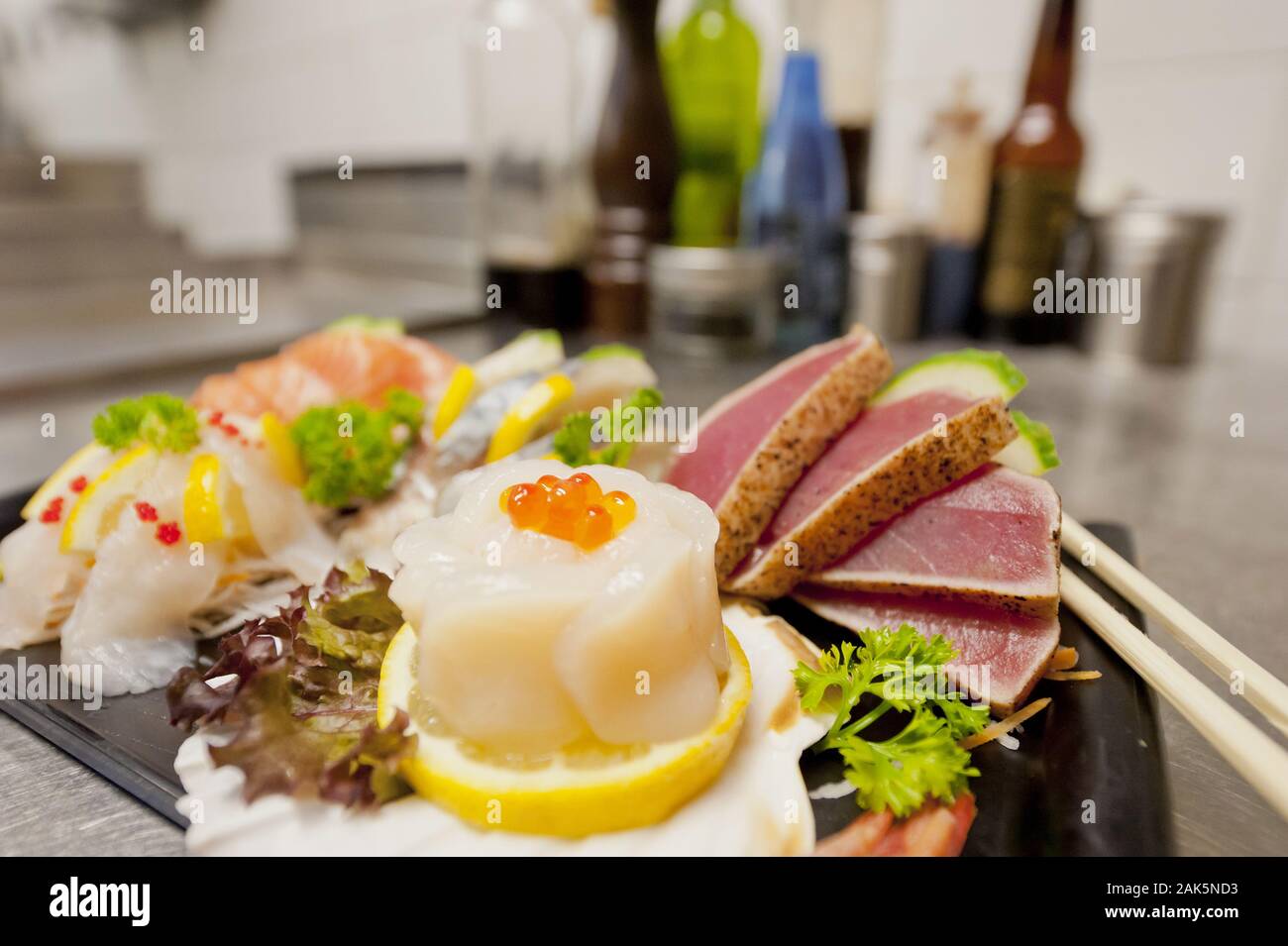 Internationale Kueche: Sashim Platte im japanisches Sushi Restaurant 'Mangetsu', Amsterdam | usage worldwide Stock Photo