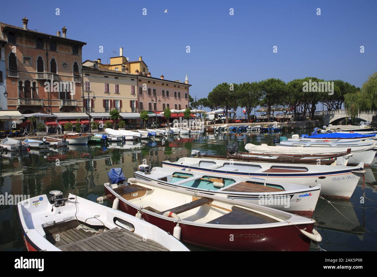 Gardasee: alter Hafen von Desenzano, Oberital. Seen | usage worldwide Stock Photo