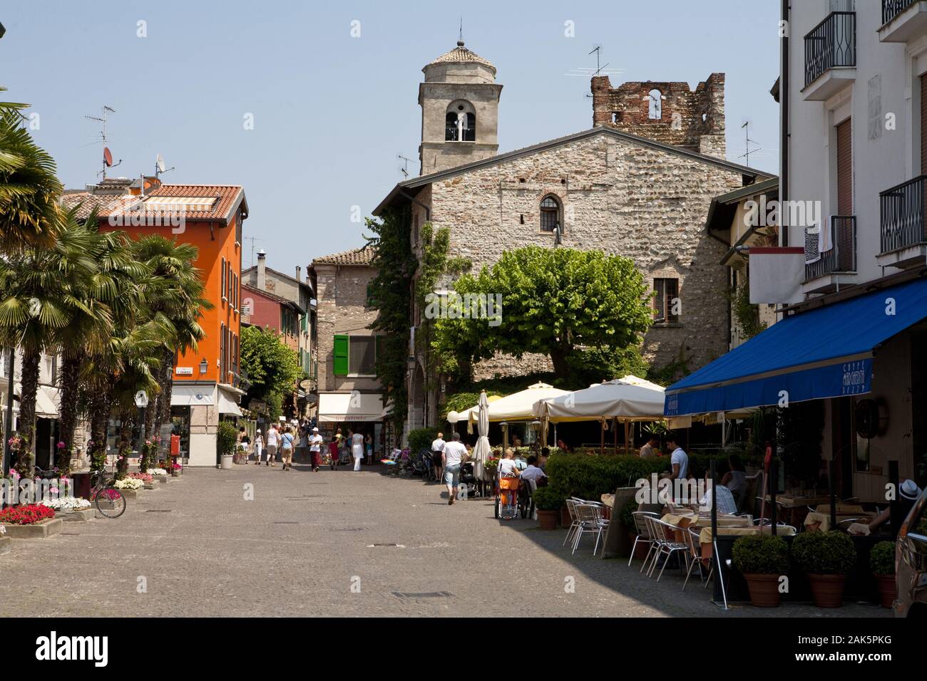 Gardasee: Piazza Flaminia in Sirmione, Oberital. Seen | usage worldwide Stock Photo