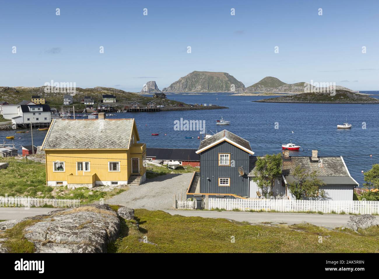 Insel Mageroy Kueste von Gjersvaer mit felsVogelfelsen im Hintergrund