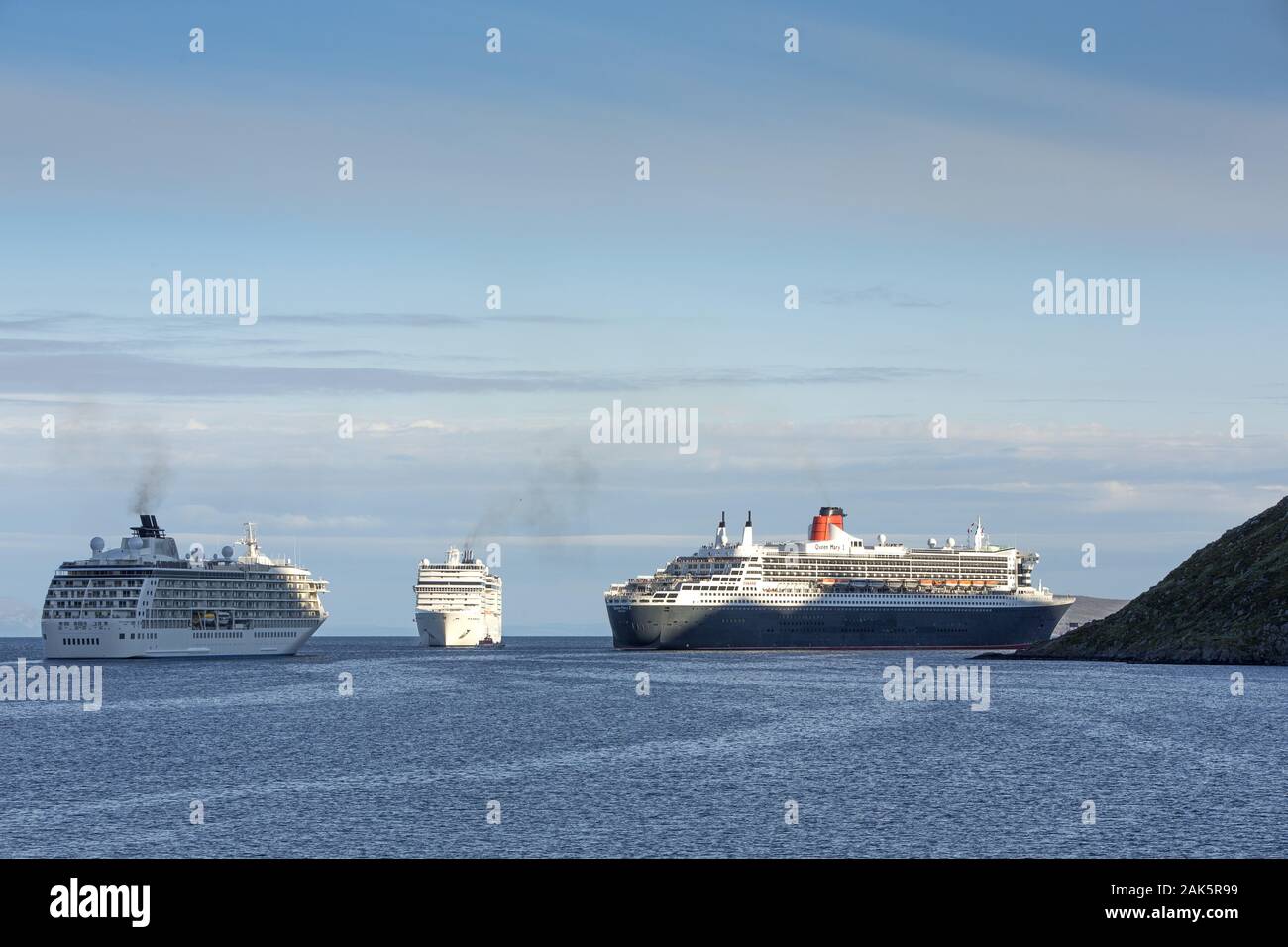 Insel Mageroya: Kreuzfahrtschiffe vor Honningsvag, Hurtigruten | usage worldwide Stock Photo