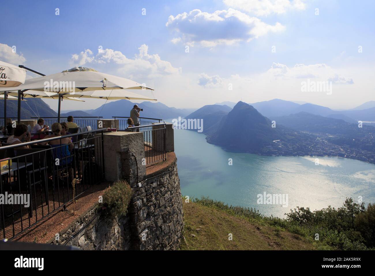 Monte Bre: Panoramablick vom Restaurant 'Vetta' auf die Bucht von Lugano und die Schweizer Alpen, Oberital. Seen | usage worldwide Stock Photo