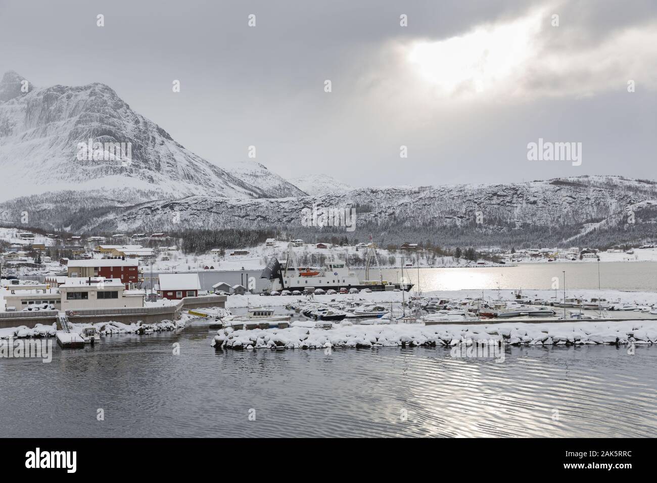 Arnes: Blick auf die winterliche Stadt mit Hafen, Hurtigruten | usage worldwide Stock Photo