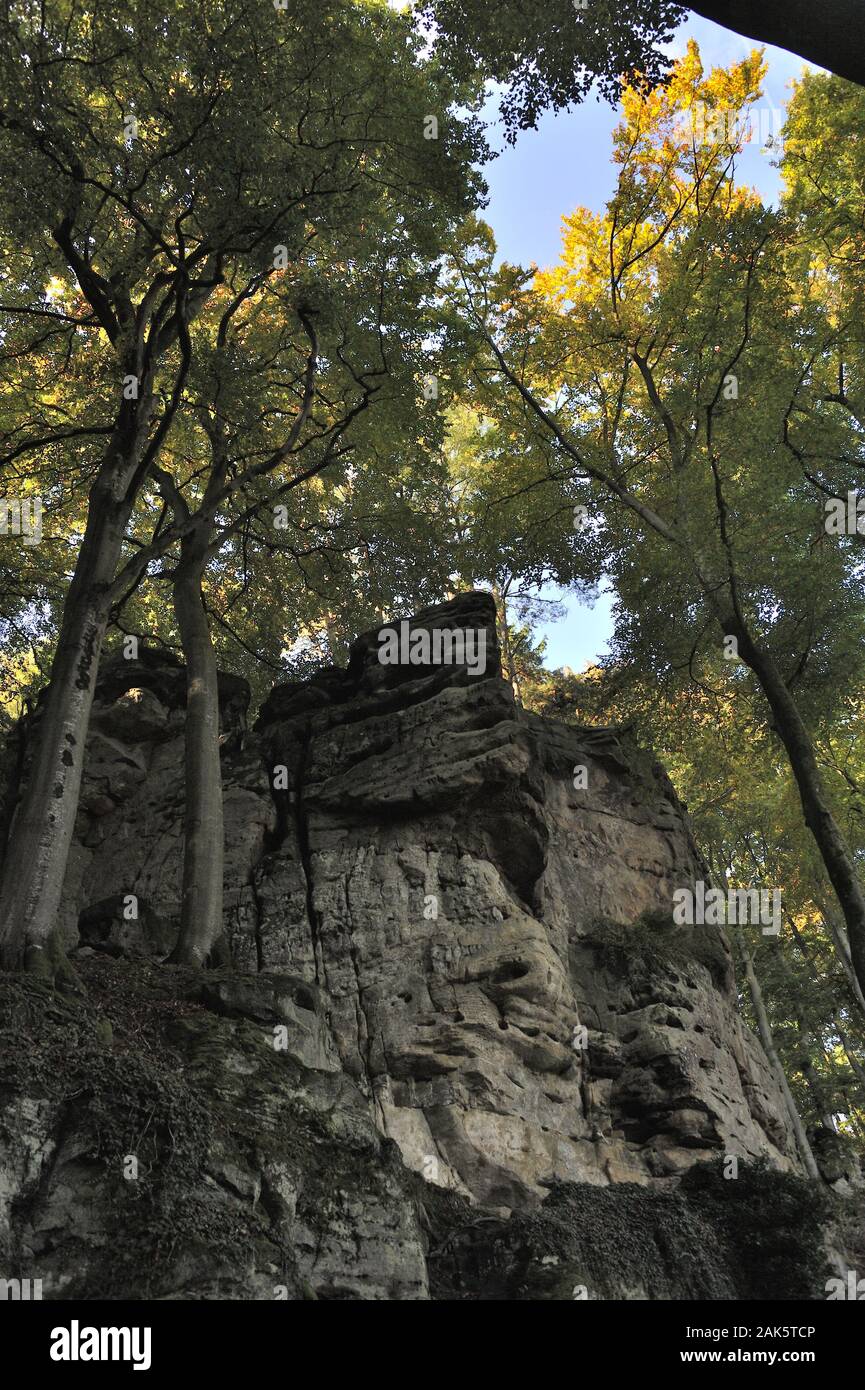 Ernzen Wanderer in der Teufelsschlucht, Eifel usage worldwide Stock