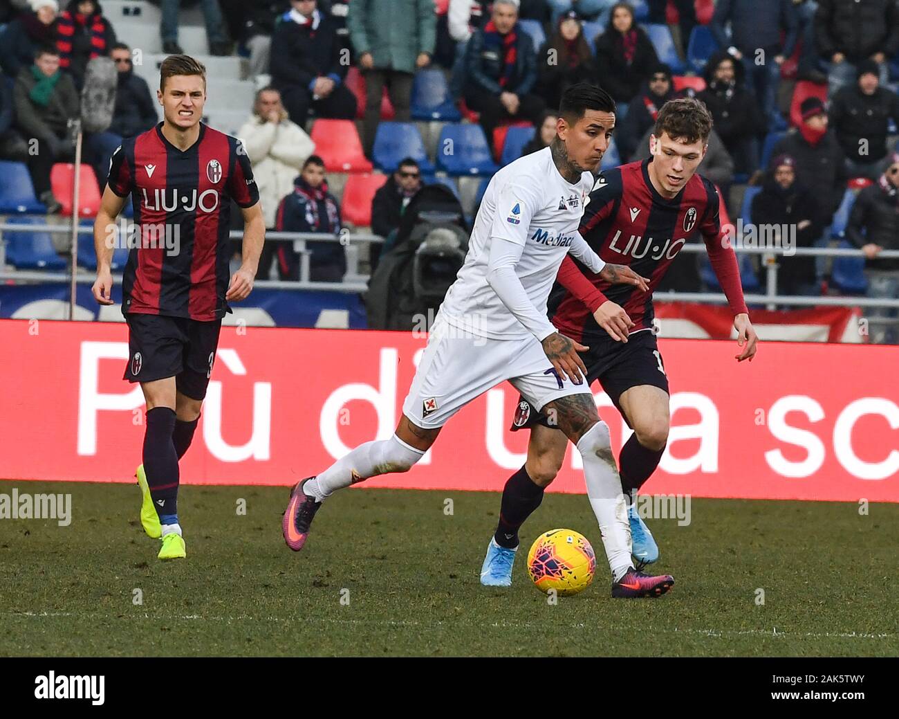 the player of acf fiorentina erick pulgar in contrast the player