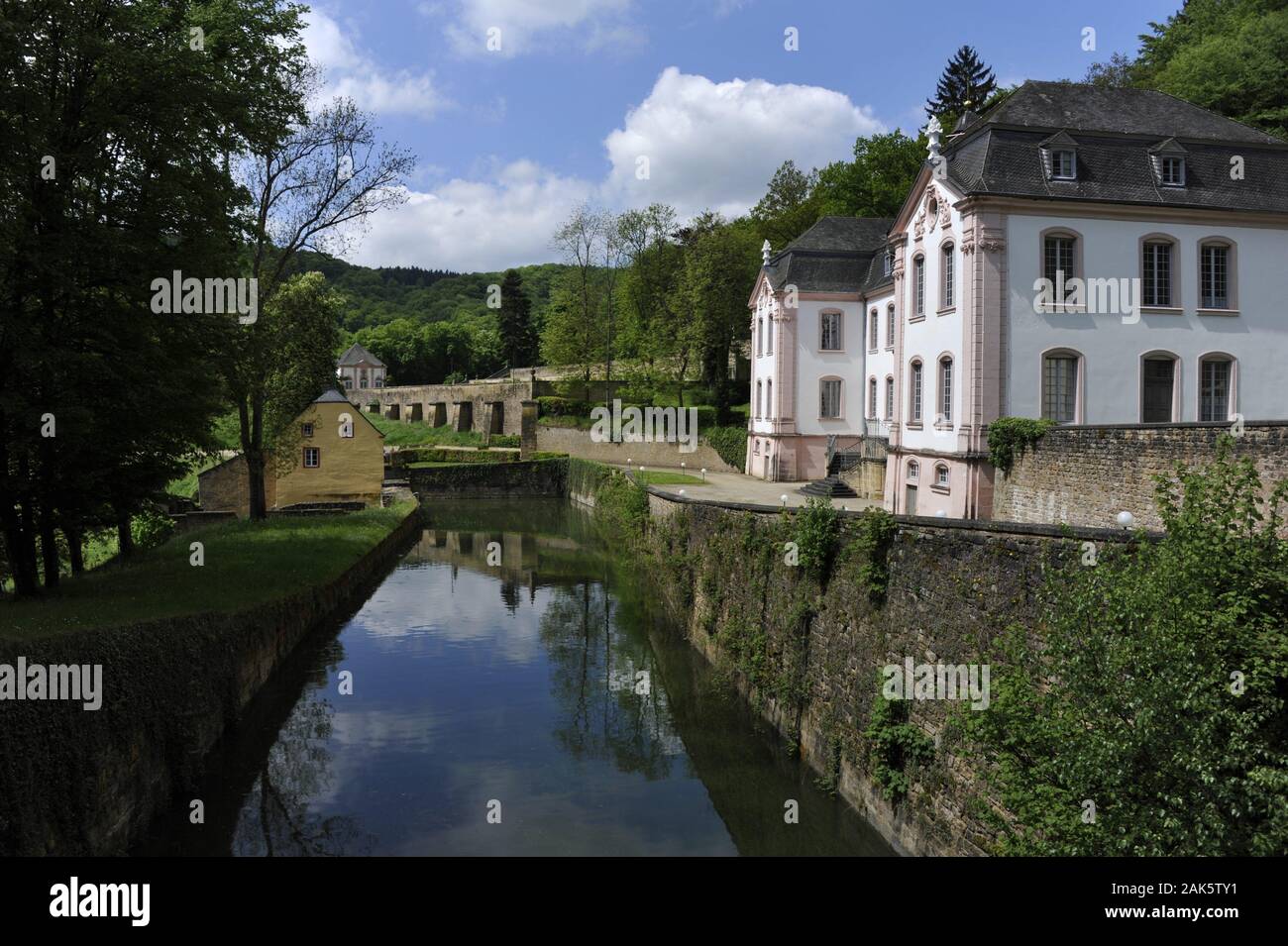 Bollendorf: Schloss Weilerbach im Deutsch-Luxemburgischen Naturpark, Eifel | usage worldwide Stock Photo