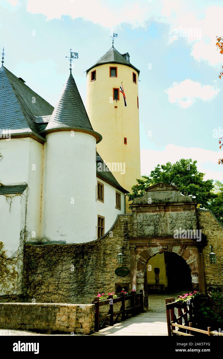 Rittersdorf: Palas, Bergfried und Wappentor von Burg Rittersdorf, heute Restaurant und Heimatmuseum, Eifel | usage worldwide Stock Photo