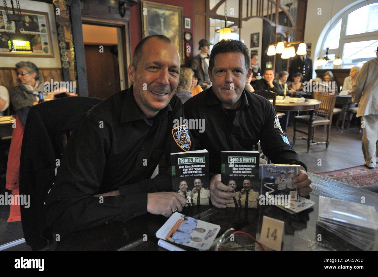 Hillesheim: Cafe 'Sherlock' im Kriminalhaus, Promi-Besuch von Toto & Harry, Eifel | usage worldwide Stock Photo