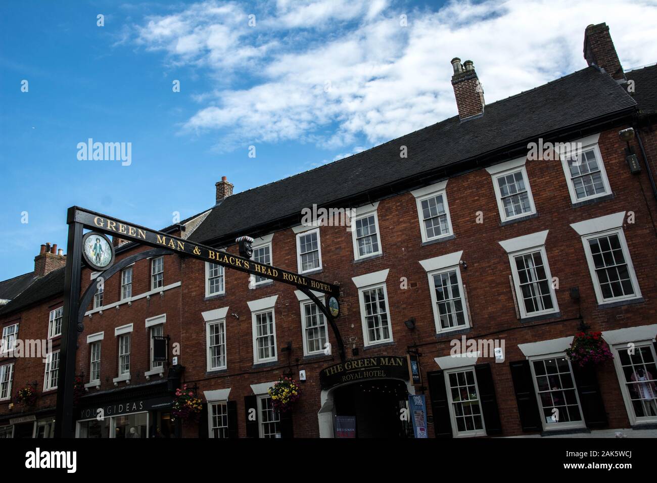 Exterior view of the Green Man & Black's Head Royal Hotel in Ashbourne and the grade II listed entrance sign Stock Photo