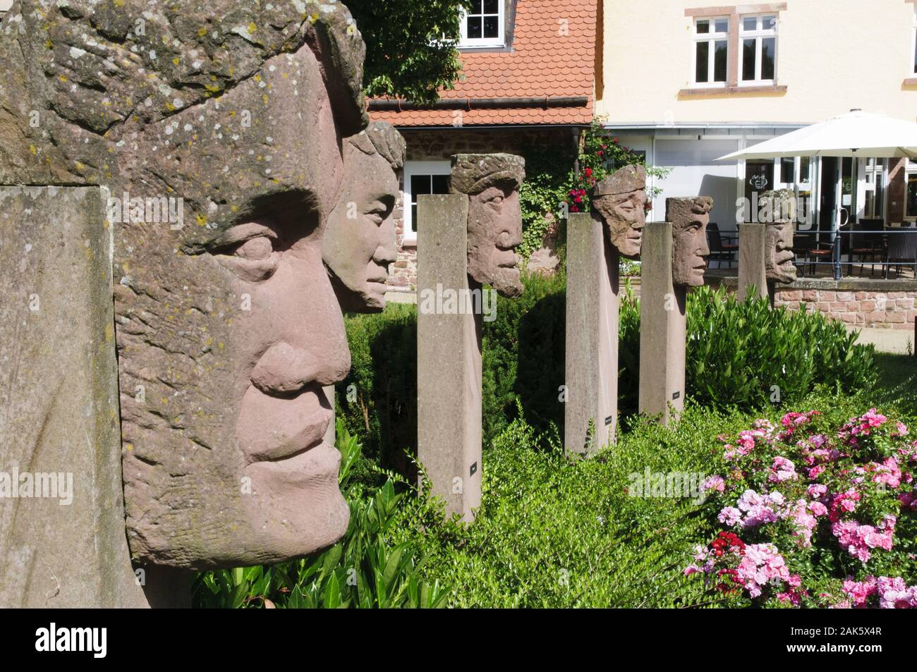 Neckarsteinach Sandstein Skulpturen Im Nibelungengarten Odenwald