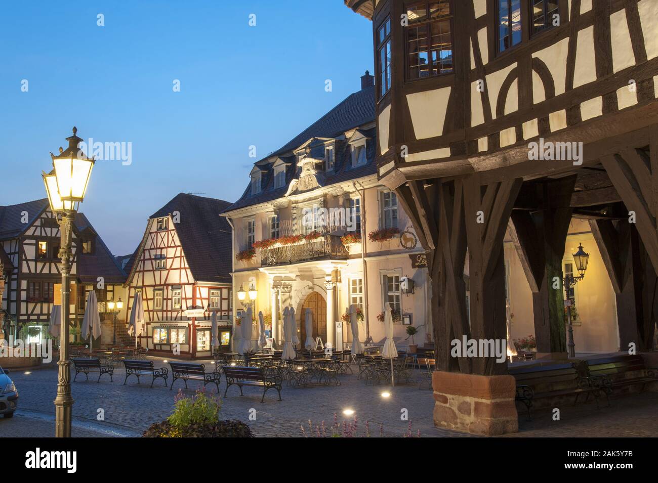 Michelstadt: Marktplatz mit historischem Rathaus in der Daemmerung, Odenwald | usage worldwide Stock Photo