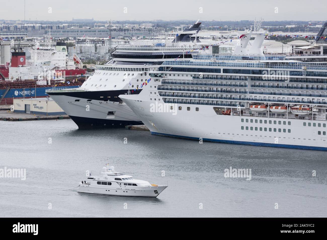 Lauderdale-by-the-Sea: Blick auf die Kreuzfahrtschiffe im Hafen, Florida | usage worldwide Stock Photo