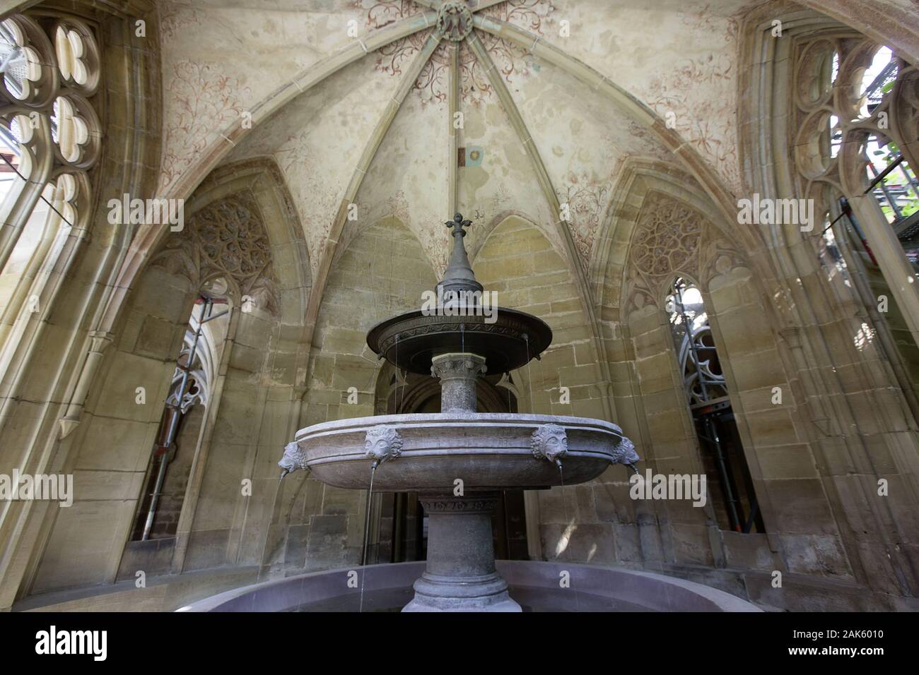 Kloster Maulbronn: Dreischaliger Brunnen im Brunnenhaus, Schwarzwald Norden | usage worldwide Stock Photo