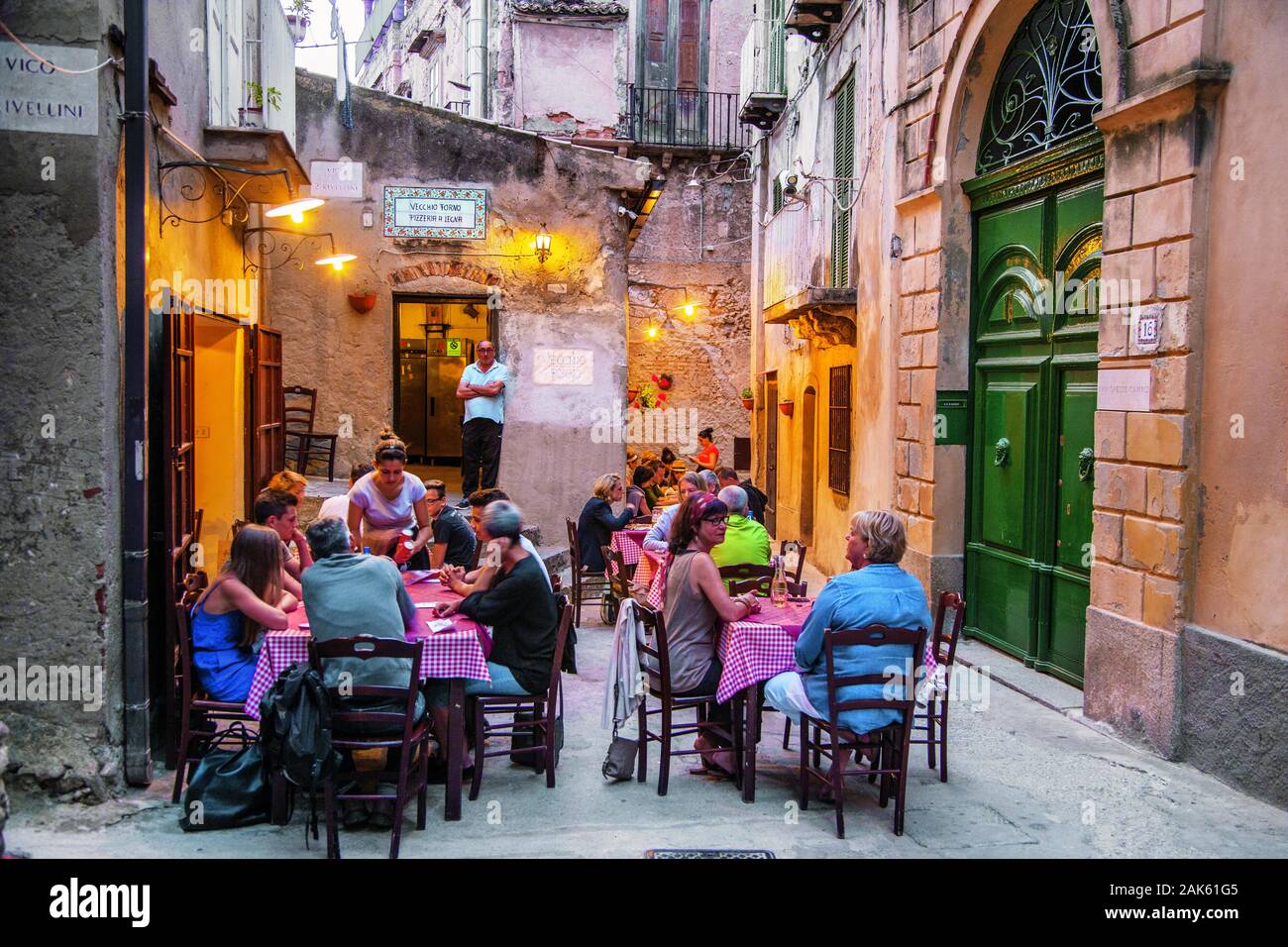 Kalabrien/Tropea: Pizzeria Vecchio Forno in der Via Caivano, Apulien |  usage worldwide Stock Photo - Alamy