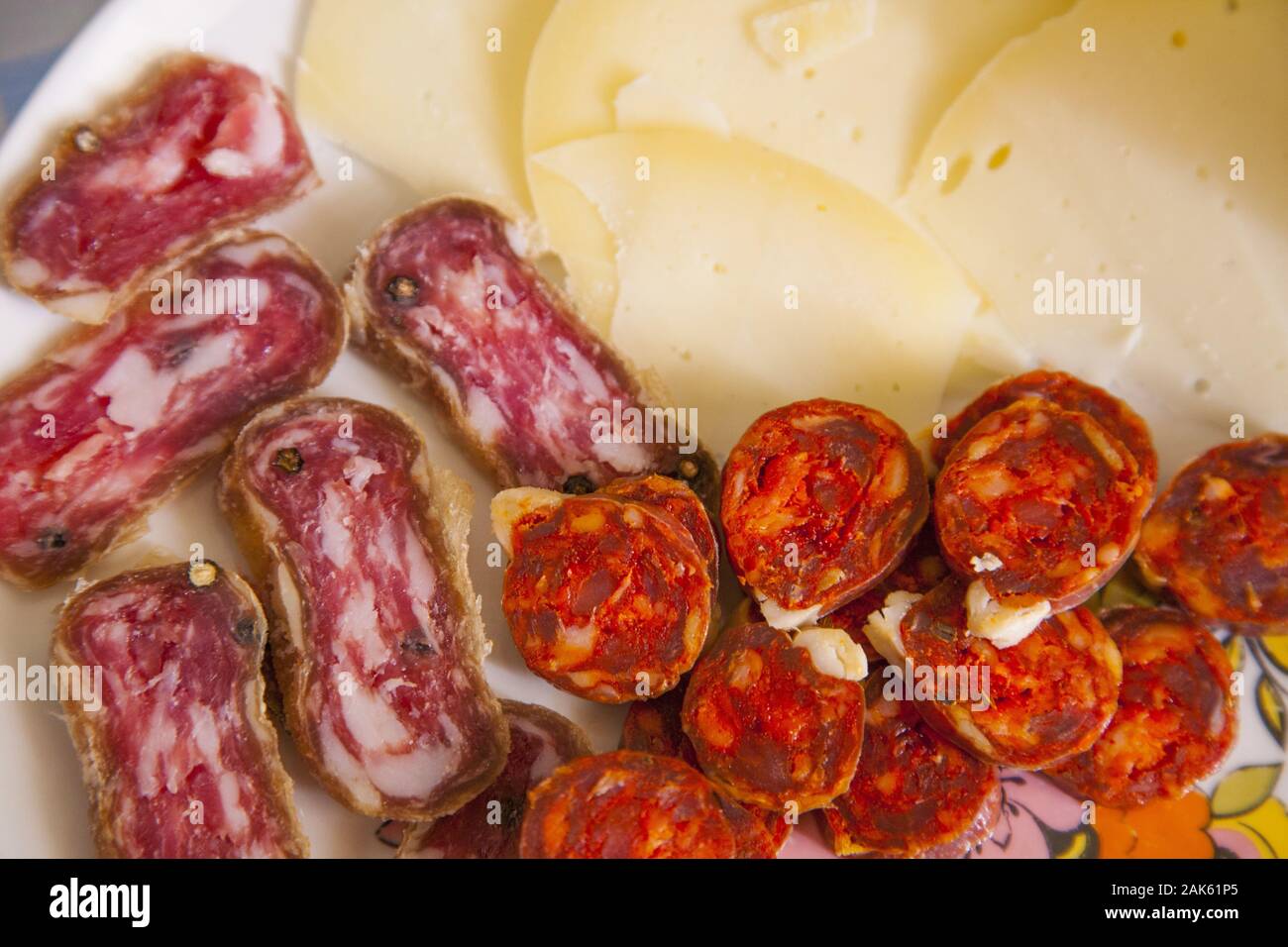 Kalabrische Spazialitaet: Schafskaese und Salami mit Bauchspeck und ...