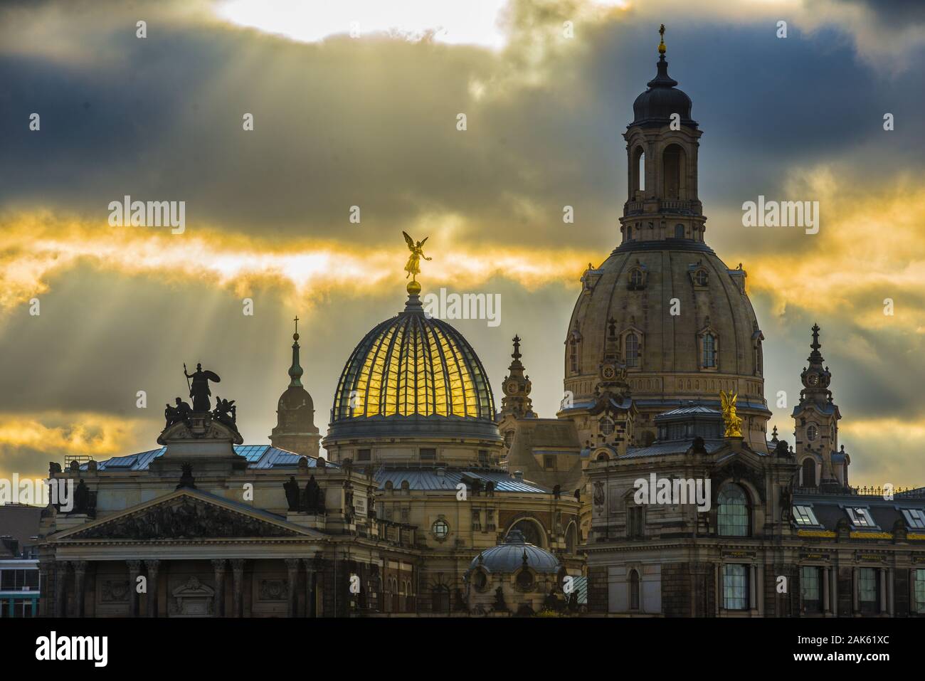 Dresden: Dramatische Lichtstimmung ueber der Altstadt,  Blick auf Albertinum, Kunstakademie und Frauenkirche, Sachsen | usage worldwide Stock Photo