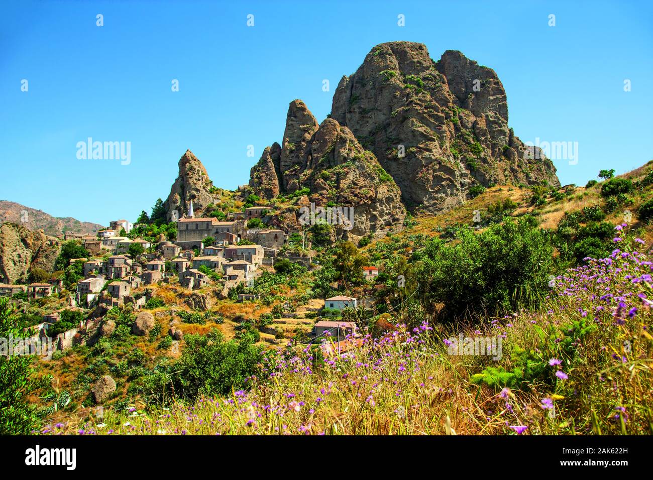 Kalabrien/Pentedattilo: verlassenes Hirtendorf an einem Steilhang des Monte Calvario, Apulien | usage worldwide Stock Photo