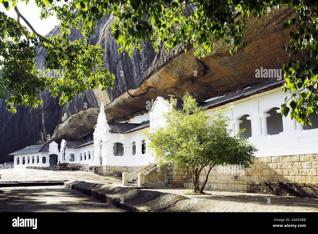 Dambulla: buddhistischer Hoehlentempel, Felsmassiv mit fuenf Hoehlen, Sri Lanka | usage worldwide Stock Photo