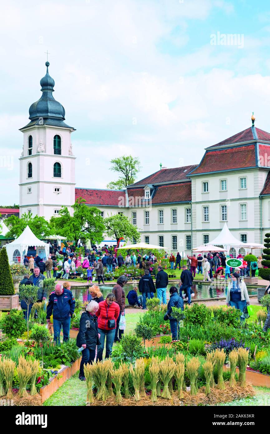 Eichenzell/Schloss Fasanerie: Fuerstliches Gartenfest im Fruehjahr, Aussteller mit ihren Pflanzen, Rhoen | usage worldwide Stock Photo