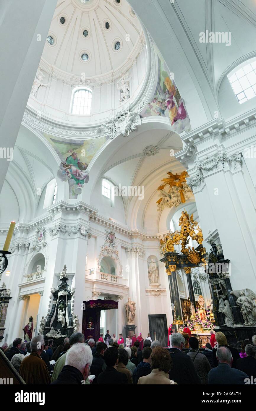 Fulda Gottesdienst im Dom, Rhoen usage worldwide Stock Photo Alamy