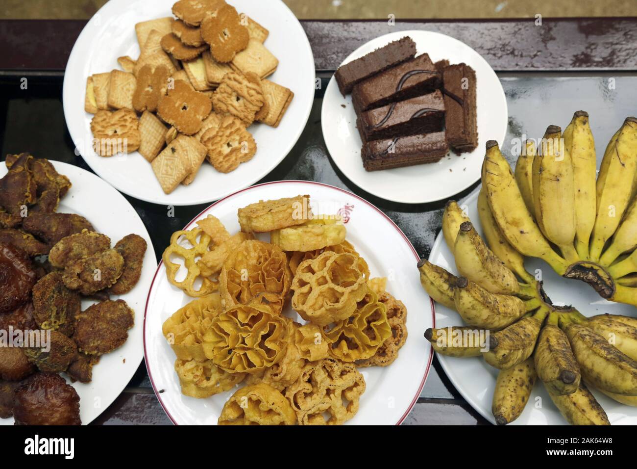 Pelmadulla: spezielle Neujahrs-Suessigkeiten, fritierte Koki (Sindhi Fladenbrot) und gebackene Suessspeisen aus Reismehl, Kokosraspeln und Kokosoel, S Stock Photo
