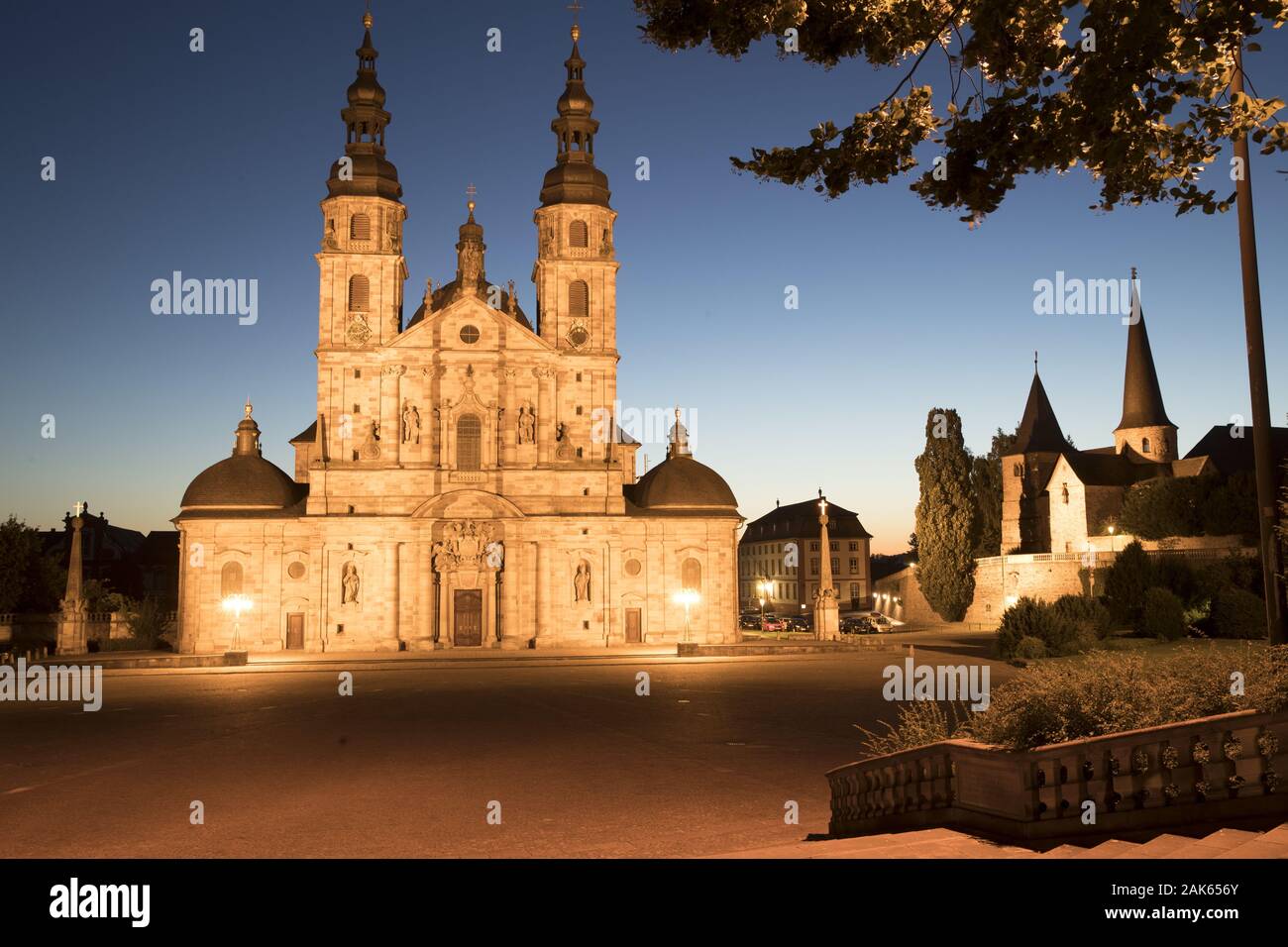 Fulda Dom St. Salvator zu Fulda in der Abenddaemmerung, Rhoen usage