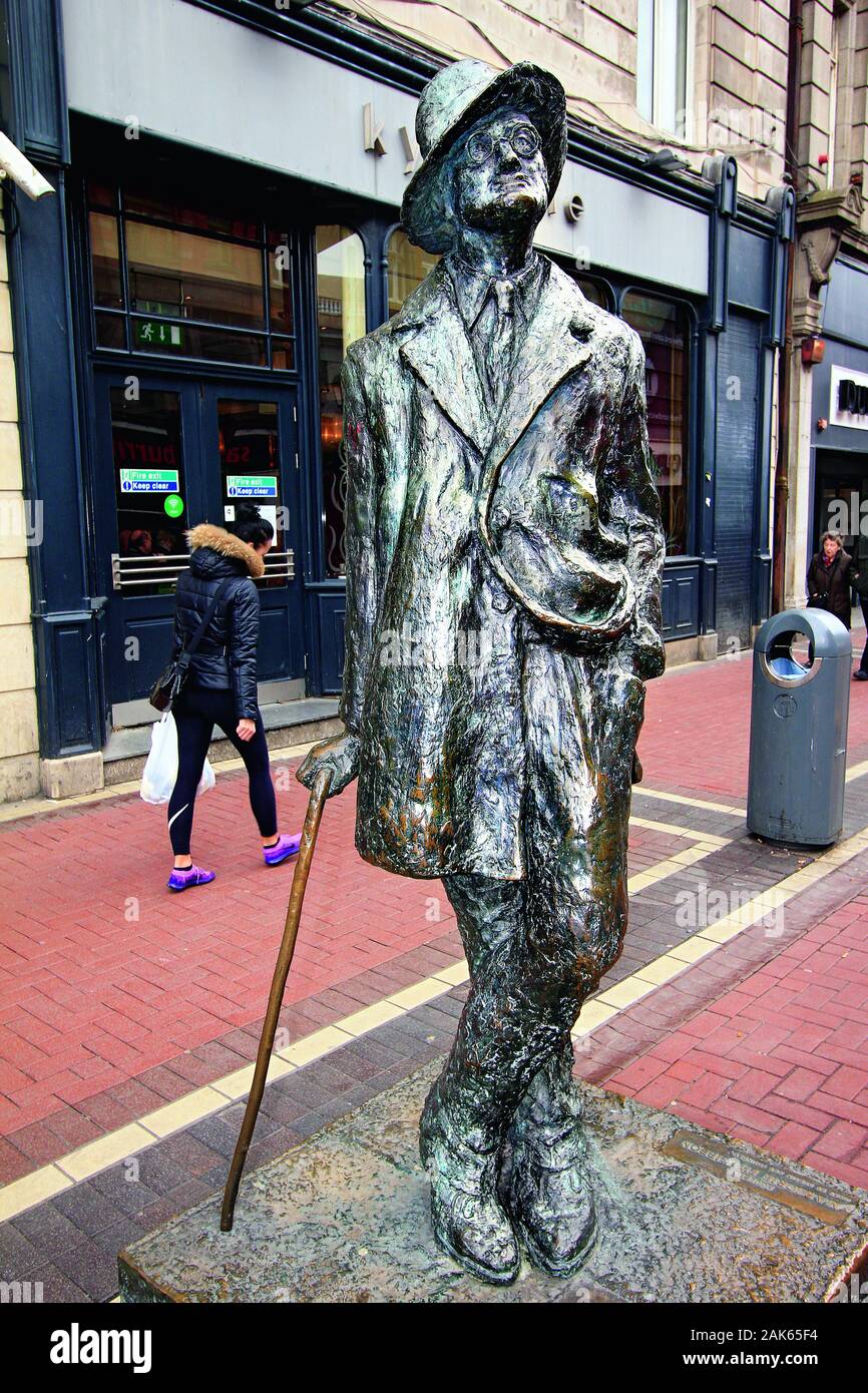 Dublin: Standbild von James Joyce in der O'Connell Street, Irland | usage worldwide Stock Photo