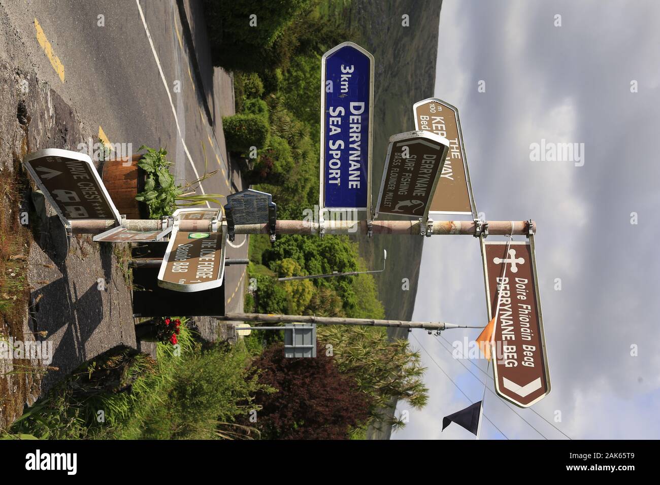Grafschaft Kerry: Hinweisschilder in Derrynane, Irland | usage worldwide Stock Photo