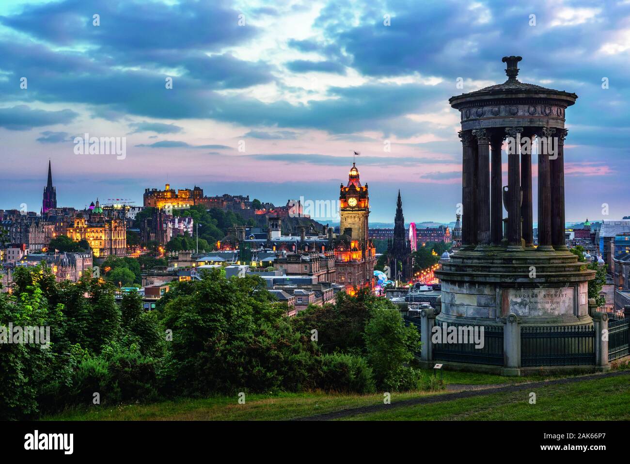 Edinburgh: Blick vom Calton Hill auf The Hub, Edinburgh Castle, beleuchteter Uhrenturm des Balmoral Hotels und Scott Monument (von links nach rechts). Stock Photo
