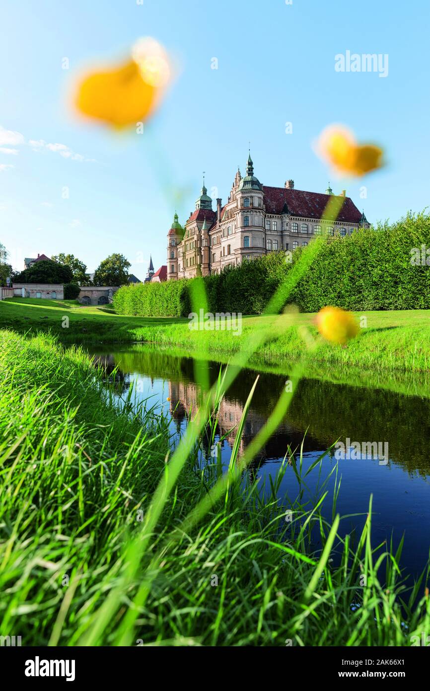 Guestrow: Blick ueber den Wassergraben auf Schloss Guestrow, Mecklenburgische Seen | usage worldwide Stock Photo