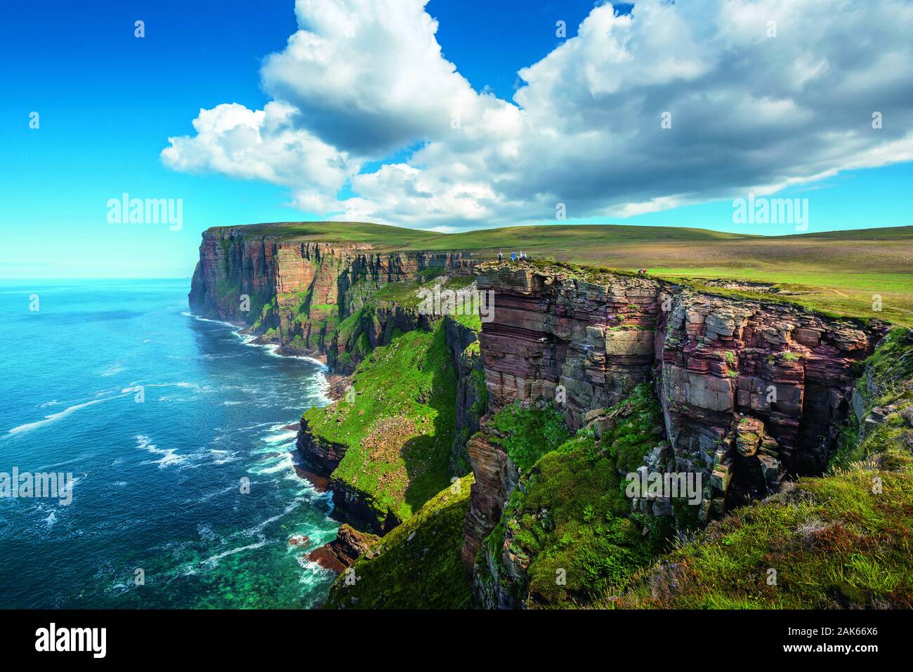 Orkney/Insel Hoy Steilkueste im Nordwesten mit den Klippen von St